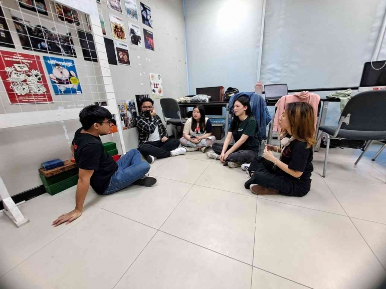 Ilustrasi: Sekelompok mahasiswa dari Universitas Multimedia Nusantara (UMN) sedang rapat majalah kampus Ultimagz. (Foto: KOMPAS/BENEDIKTUS KRISNA YOGATAMA)