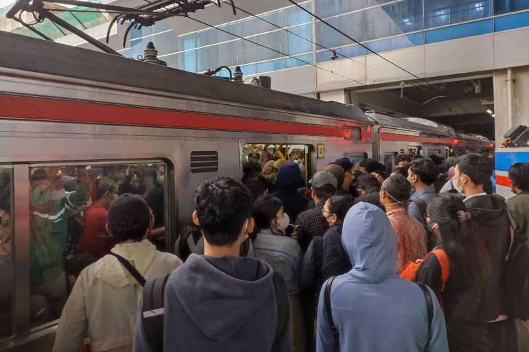 Kepadatan penumpang kerap memicu keributan (foto by widikurniawan)
