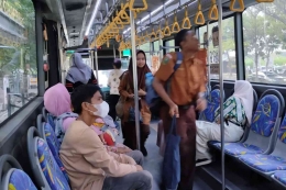 Pelajar di Kota Pekanbaru menggunakan bus TransMetro sebagai angkutan umum kota. (foto Akbar Pitopang)