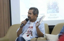 Bapak Isson Khairul pembahas novel 