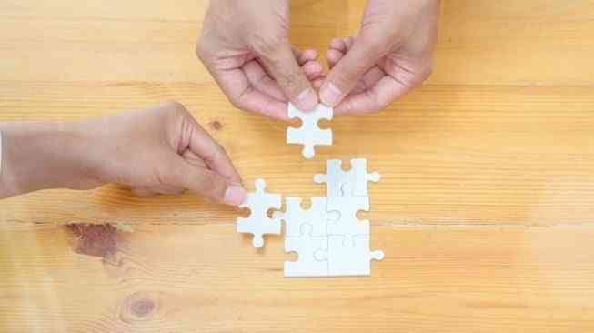 Ilustrasi bermain puzzle | Suara.com
