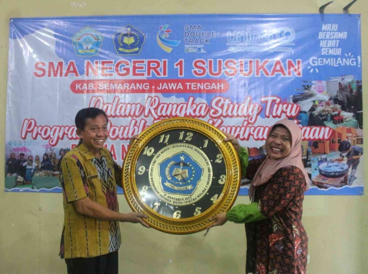 Penyerahan cinderamata oleh Kepala SMAN 1 Susukan kepada Kepala SMAN 1 Paiton. doc.ydhi