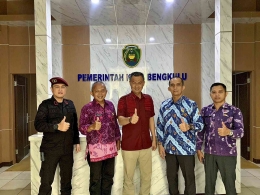 Yuniarto dan Karutan Bengkulu berfoto bersama setelah adakan pertemuan terkait pembahasan rencana pembuatan Nota Kesepahaman. Dok Humas Lapas Bengkulu