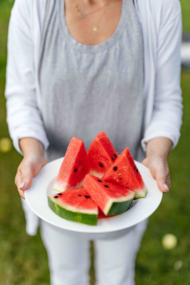 Input sPhoto by Karolina Grabowska: https://www.pexels.com/photo/sliced-watermelon-on-white-ceramic-plate-4965557/ umber gambar