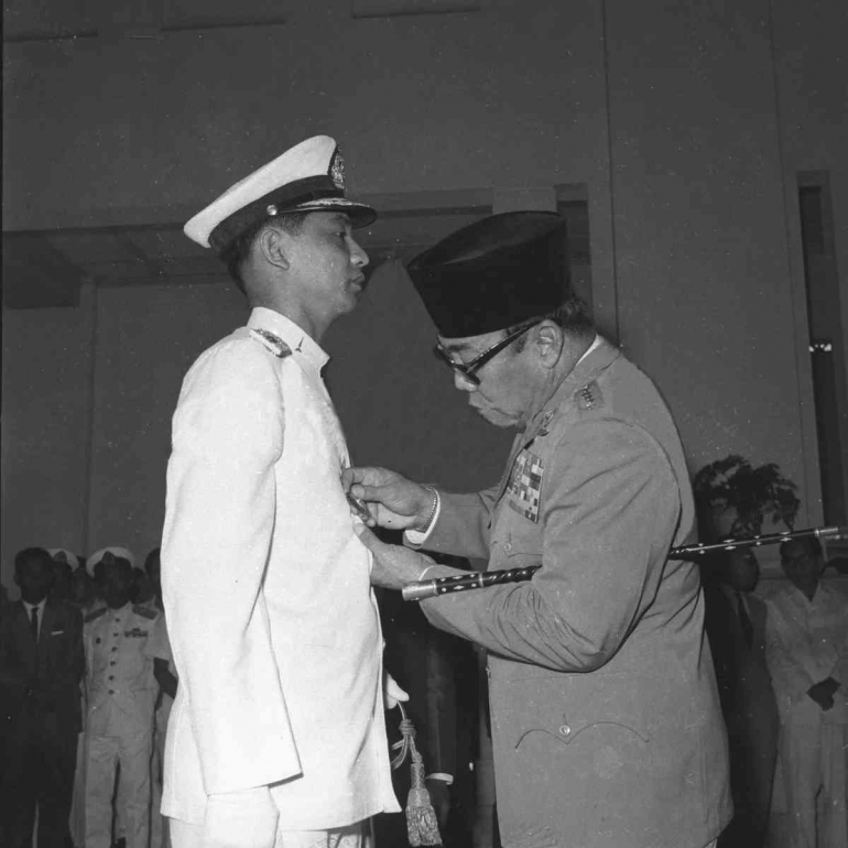 Gambar 1.2. Presiden Soekarno (kanan) Menyematkan Lencana Kepada  Ali Sadikin (kiri) Saat Acara Pelantikan Gubernur DKI 1966 (Sumber: Berita Antara)