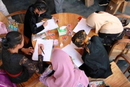 Anak-anak pelajar Sukapura serius mengikuti bimtek menulis tema 