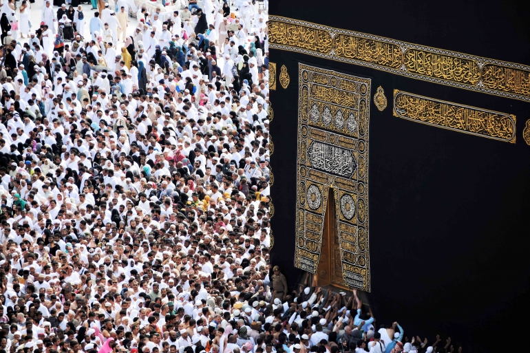 Sumber gambar: https://www.pexels.com/photo/photo-of-people-gathering-near-kaaba-mecca-saudi-arabia-2895295/