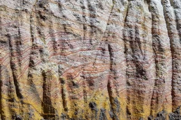 Contoh ilustrasi struktur batuan tersingkap di Geosite Hutatinggi tanpa kapsion penjelas di website GKT (Foto: calderatobageopark.org)