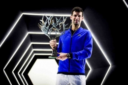 Djokovic memegang trofi juara Rolex Paris Masters 2023 (sumber foto: Vijesti/JB Autissier/Panoramic)