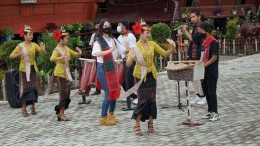 Pertunjukan seni adat di DSA Huta Tinggi, Samosir, Sumatera Utara (sumber foto:Atourin)
