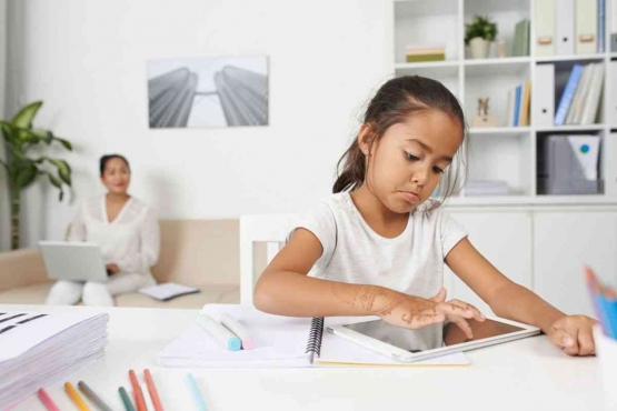 Ilustrasi anak mengoperasikan gadget. (DragonImages via Kompas.com)