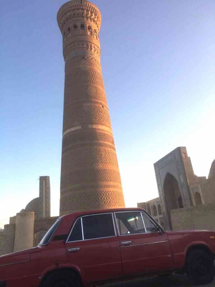 Mobil dan menara. (Foto: Dokumentasi Pribadi)