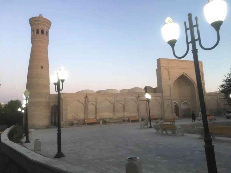 Madrasah dan Menara. (Foto: Dokumentasi Pribadi)