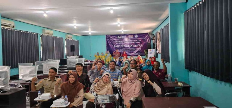 Foto bersama antara narasumber dengan peserta yang mengikuti kegiatan pengimbasan IKM. Sumber : SMP Indah Makmur.