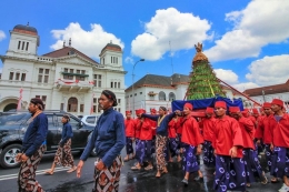 Ilustrasi kirab dalam tradisi Grebeg Pasar di Yogyakarta. Sumber: Shutterstock/aditya_frzhm via kompas.com