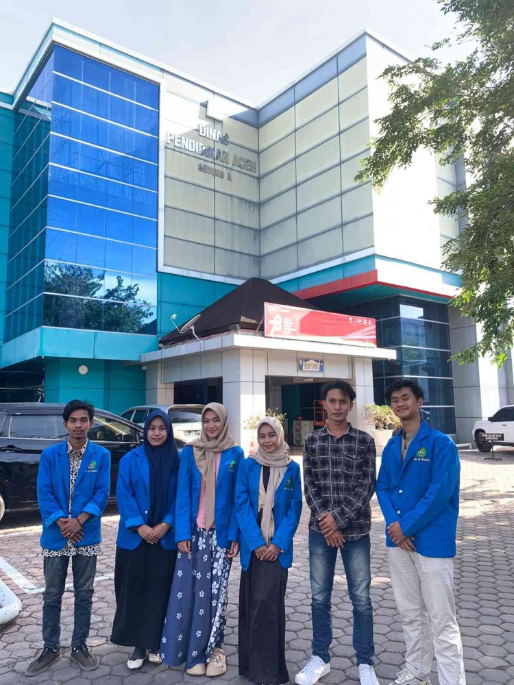 Foto Anggota Kelompok Di Dinas Pendidikan Aceh
