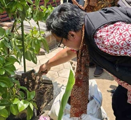 Penulis ikut menanam pohon alpukat di lahan peryanian di salah satu desa di Kota Madiun. foto: dpkp jatim 