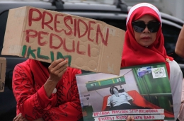 (Perempuan Pangkalan Susu saat berunjuk rasa di Titik Nol Kota Medan/foto: Ahmidal Yauzar)