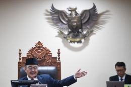 ilustrasi: Ketua Majelis Kehormatan Mahkamah Konstitusi (MKMK) Jimly Asshiddiqie (kiri) memimpin jalannya rapat perdana di Gedung II Mahkamah Konstitusi (MK), Jakarta, Kamis (26/10/2023). (ANTARA FOTO/M Risyal Hidayat via kompas.com) 