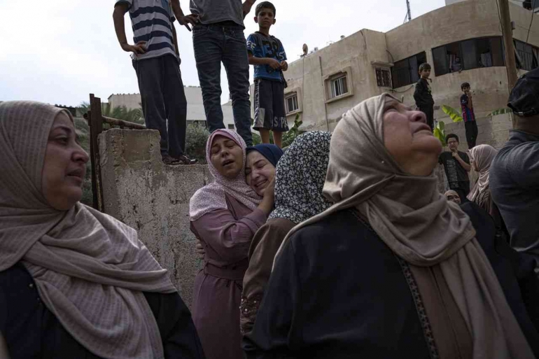 Para kerabat meratapi kematian anggota keluarga mereka yang tewas dalam serangan udara Israel di Gaza City, Senin (9/10/2023). (AP/FATIMA SHBAIR via Kompas.com