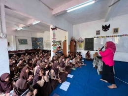 Penyuluh Kesehatan Euis Sayyidah memberikan edukasi kepada siswa SDS Mustika I Sumber Foto: dokpr