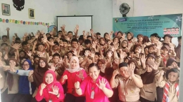 Penyuluh Kesehatan RSKO jakarta bersama para Guru dan Siswa SDS Mustika I Sumber Foto : dokpri