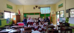 Foto bersama siswa kelas 4 SDN Sumbersari 3 dan wali kelas (Dokpri)
