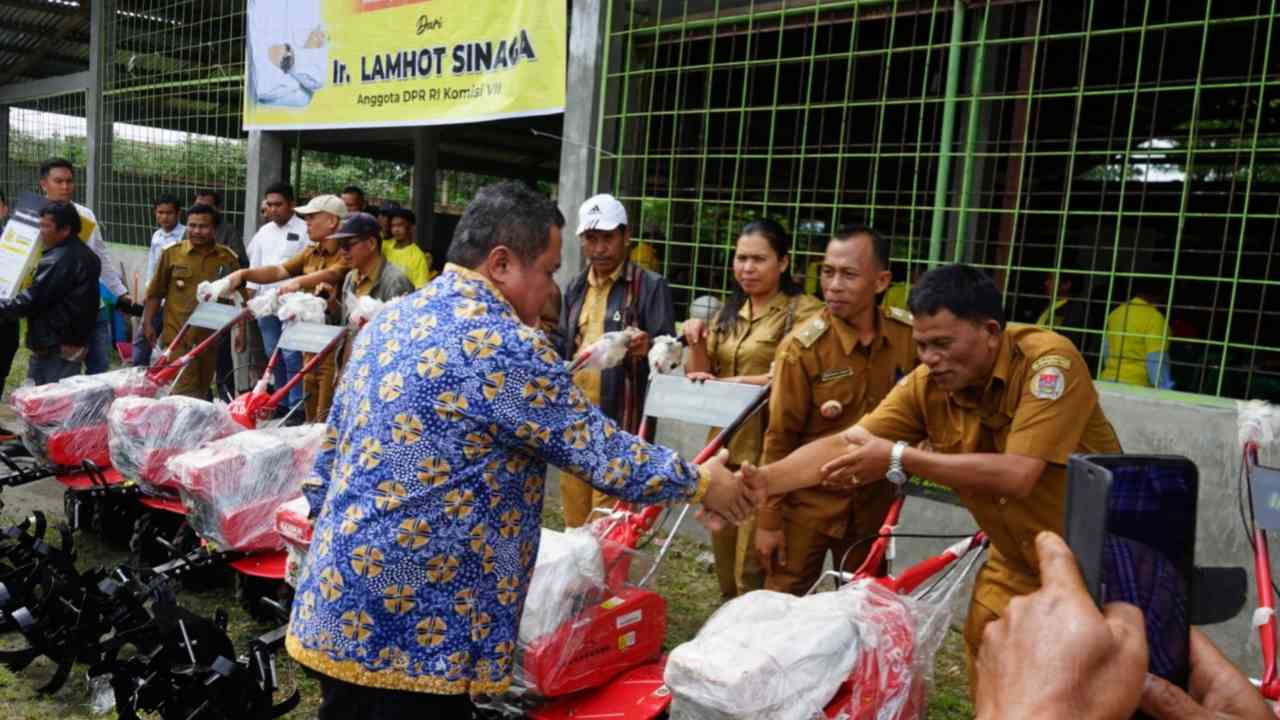 Anggota DPR RI Lamhot Sinaga Kembali Bagikan Alsintan Di Dolok Sanggul ...