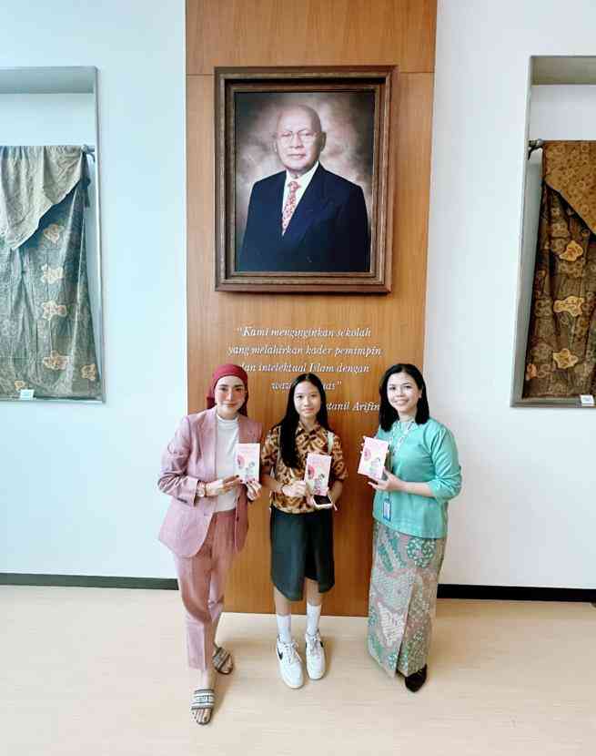 Kalya bersama Bunda Kiki dan Mada Teresia, selaku Kepala Perpustakaan Bustanil Arifin Al Izhar Pondok Labu.Input sumber gambar - dok pri
