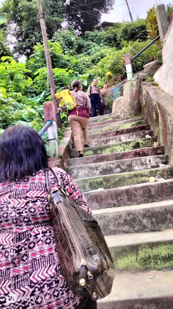 Dokpri, Manapaki anak tangga daerah Skip Kota Ambon,