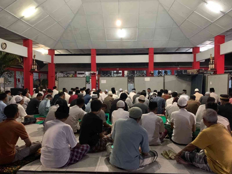 WBP membaca yasin dan tahlil berjamaah di padepokan Lapas Semarang (dokumentasi Humas) 