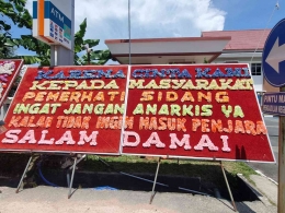 Pesan yang dipajang di depan PN Batam pada hari H putusan praperadilan kasus Rempang, 6 November 2023.