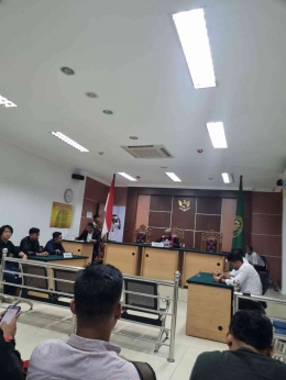 Hakim Edy Sameaputty membacakan putusan praperadilan di Ruang Purwoto Gandasubrata, 6 November 2023. Permohonan praperadilan ditolak seluruhnya.