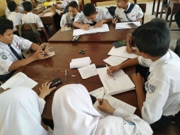 Ilustrasi: Siswa SMP 1 Jati, Kudus, Jawa Tengah, sedang berdiskusi saat pembelajaran berlangsung. (Dokumentasi pribadi)