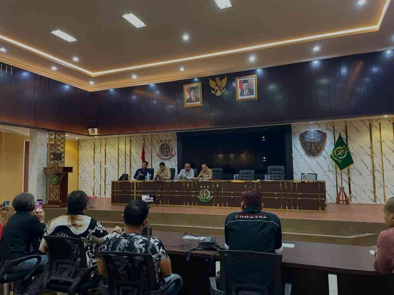 3 Mahasiswa UTM Mengikuti Proses Pengembalian Barang Bukti Kasus Minggus Umboh Di Kejaksaan Negeri Surabaya