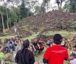 Gunung Padang Teras 1 dengan latar belakang dinding teras 2 I Sumber Foto : walkindies