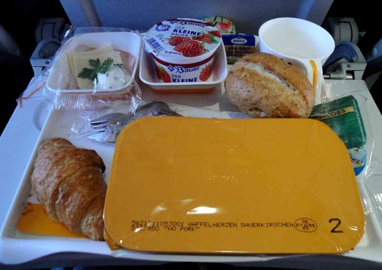 Bolehkah mengambil alat makan dari pesawat terbang? | Ilustrasi makanan di pesawat | foto: Pixabay/ 233698—