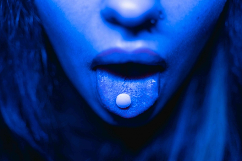 Sumber gambar: https://www.pexels.com/photo/a-drug-tablet-on-a-person-mouth-7230348/