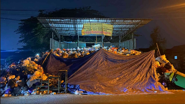 Suasana Sampah di TPS Akprin Depo Pengok, Demangan, Kota Yogya, Sabtu (21/10/2023). Foto: Yudhi R. Pratama