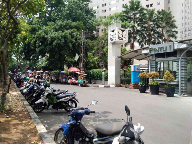Pintu 1 Apartemen Kalibata City di pagi hari (dokpri)