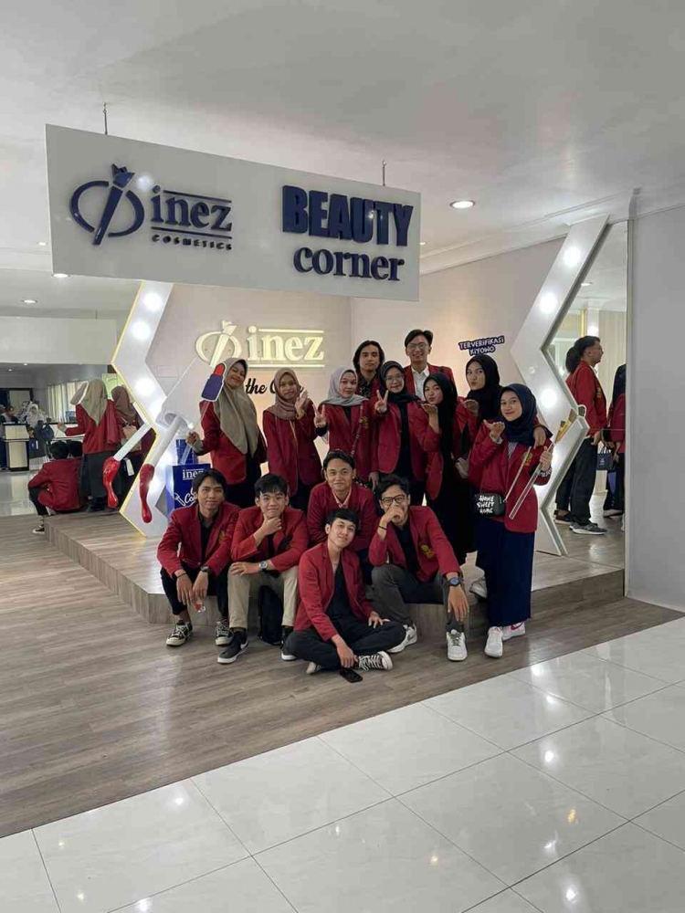 Mahasiswa Manajemen UMY  melakukan Kunjungan Industri ke Inez Cosmetics, Malang, dokpri