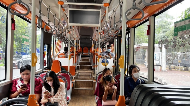ilustrasi: Pengguna bus Transjakarta. (Foto: MIS FRANSISKA DEWI/KOMPAS)