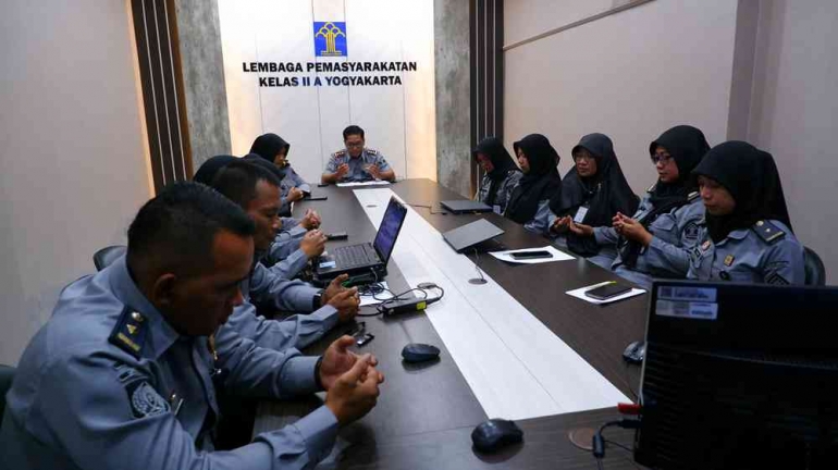 Tim dari lapas Yogyakarta Berdoa sebelum akreditasi.| Foto: Humas Lapas Jogja