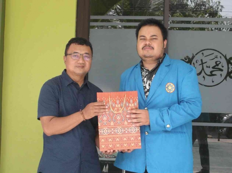 Penyerahan Souvenir untuk Ketua RT (dokpri)