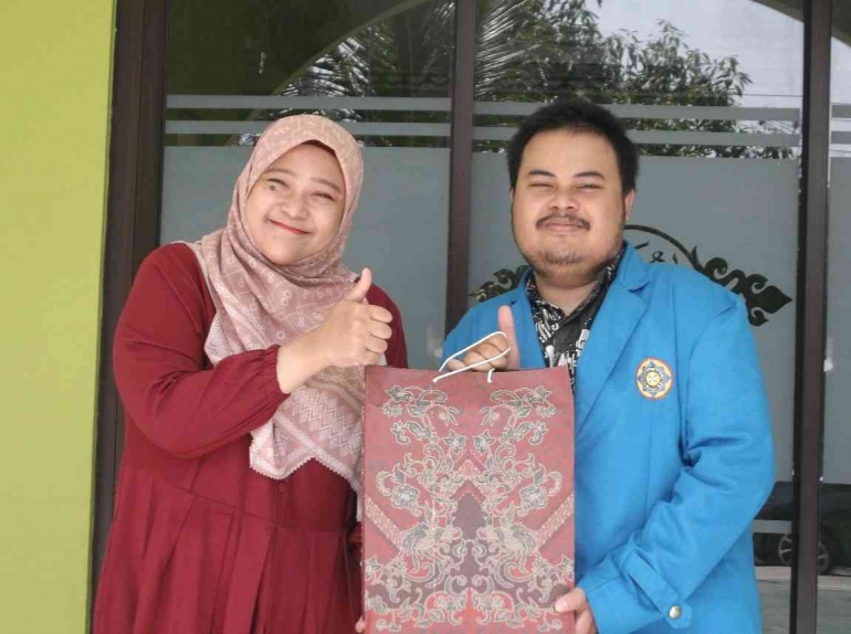 Penyerahan Souvenir untuk Dosen Pembimbing (dokpri)
