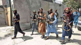 Anggota grup terror Tehreek-e-Taliban Pakistan (TTP)  membawa senjata di Pakistan. TTP meningkatkan serangannya di Pakistan. | Sumber: indiatvnews.com