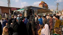 Pengungsi Afghanistan di Pakistan sedang naik bis di kota Karachi untuk pulang. | Sumber: news.sky.com