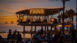 Keindahan Sunset yang Dapat Dinikmati di Finns Beach Club | Sumber Tribunnews
