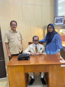 Ketua PP IPI berfoto bersama patung Bung Hatta. Pic source: dok. pribadi
