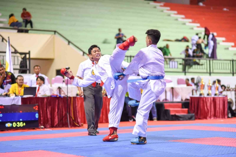 M Firman Febriansyah (kiri) pemenang juara 1 kumite bebas 18-20 tahun putra . dok: Humas Unmuh Jember. 